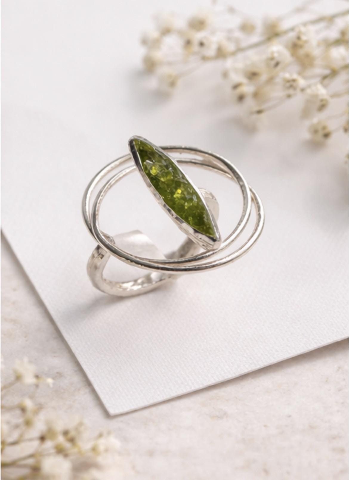Anillo ajustable de plata,con peridoto(olivina)-Diseño elegante y artesanal-Joyeria minimalista-Regalo mujer