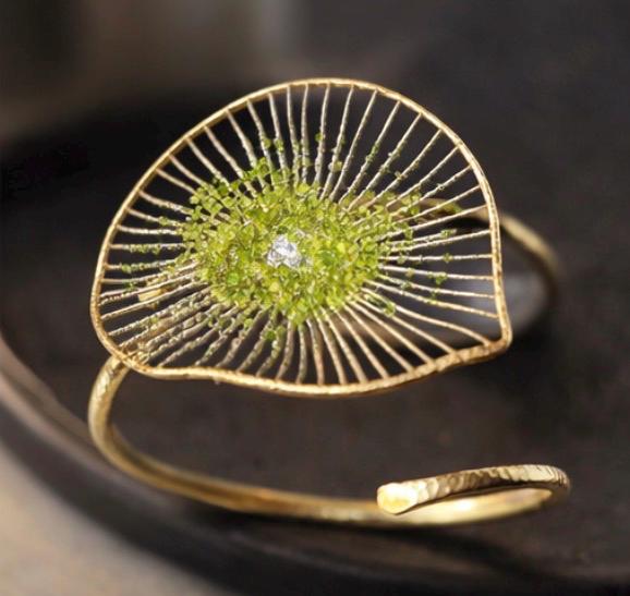 Pulsera floral de plata con baño dorado y peridoto(olivina)-Pulsera ajustable-Joyeria artesanal-Para la mujer.