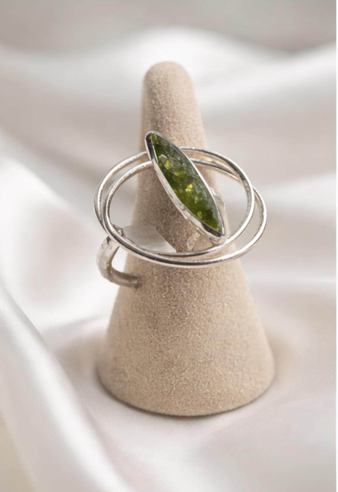 Anillo ajustable de plata,con peridoto(olivina)-Diseño elegante y artesanal-Joyeria minimalista-Regalo mujer