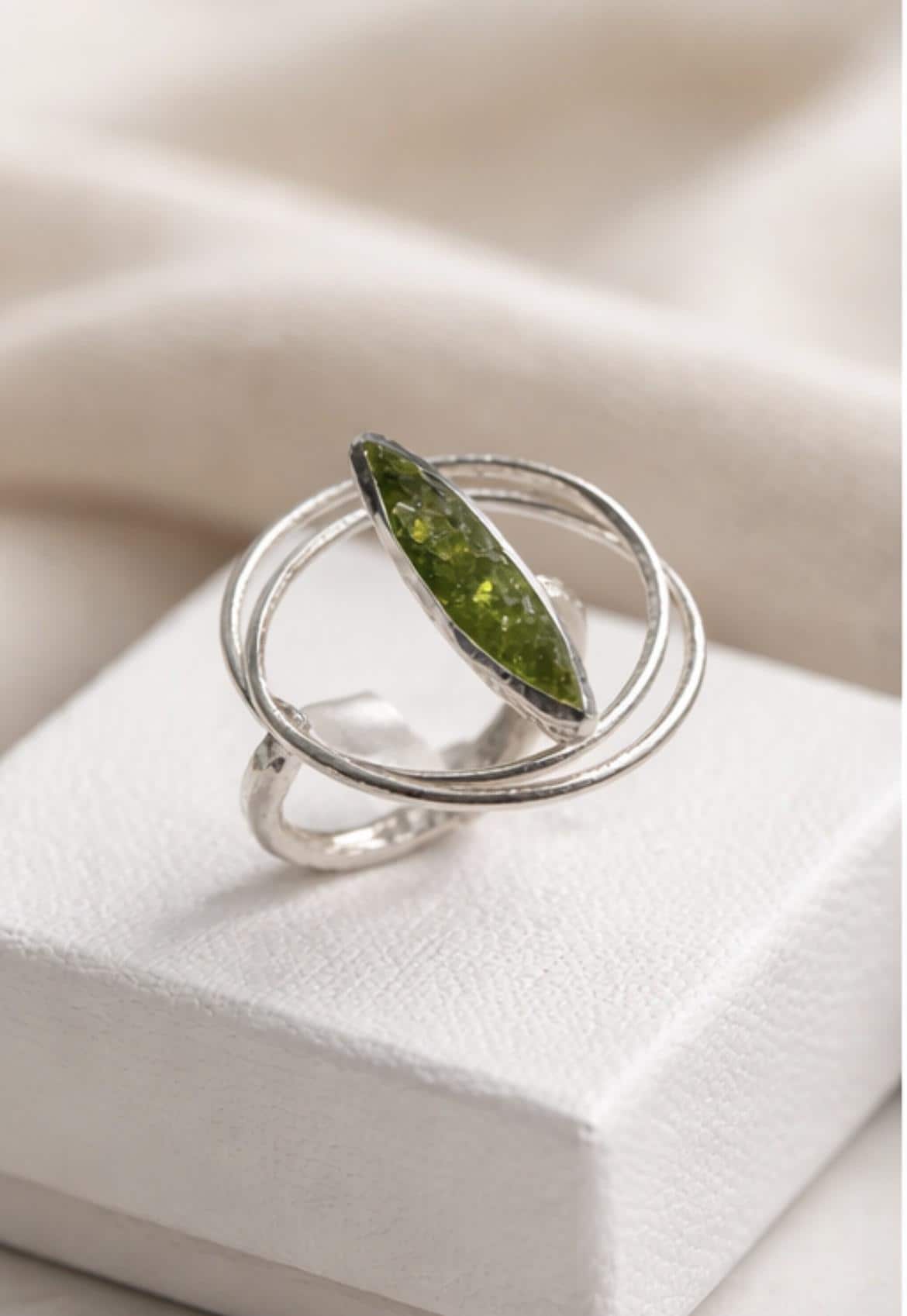 Anillo ajustable de plata,con peridoto(olivina)-Diseño elegante y artesanal-Joyeria minimalista-Regalo mujer
