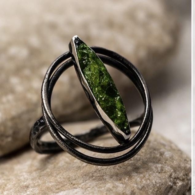 Anillo ajustablede plata y cobre ,con peridoto(iolivina)-Diseño elegante y artesanal-Joyeria minimalista -Regalo para mujer.