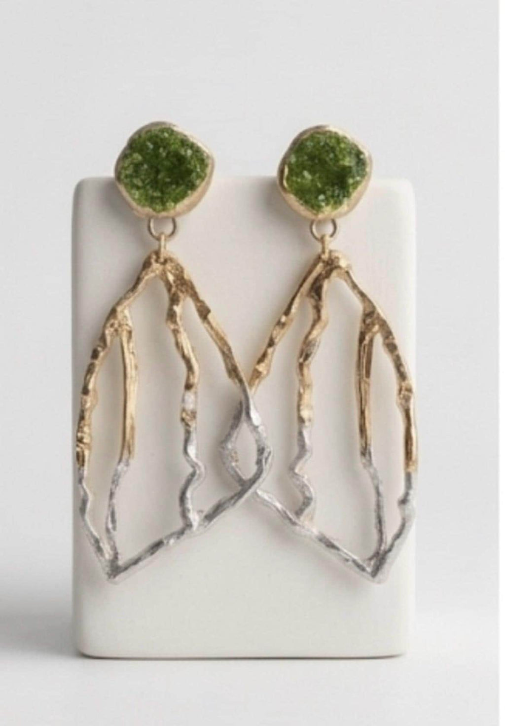Pendiente largos artesanales ,plata y baño dorado,con peridoto natural-Joyeria unica hecha a mano.