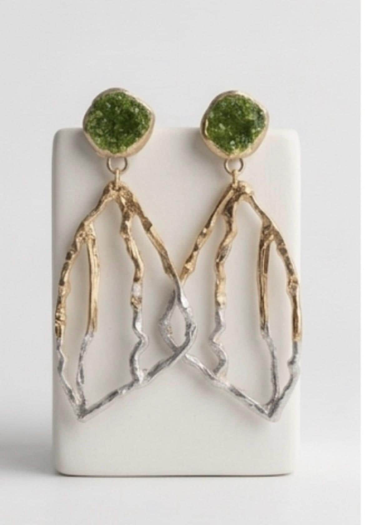 Pendiente largos artesanales ,plata y baño dorado,con peridoto natural-Joyeria unica hecha a mano.