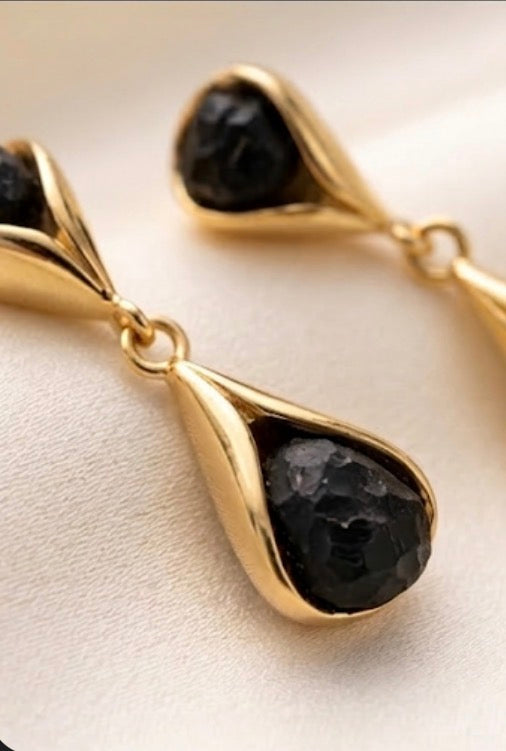 Pendientes de plata con lava volcánica bañados en dorado | Elegantes pendientes colgantes artesanales | Joyería minimalista y moderna