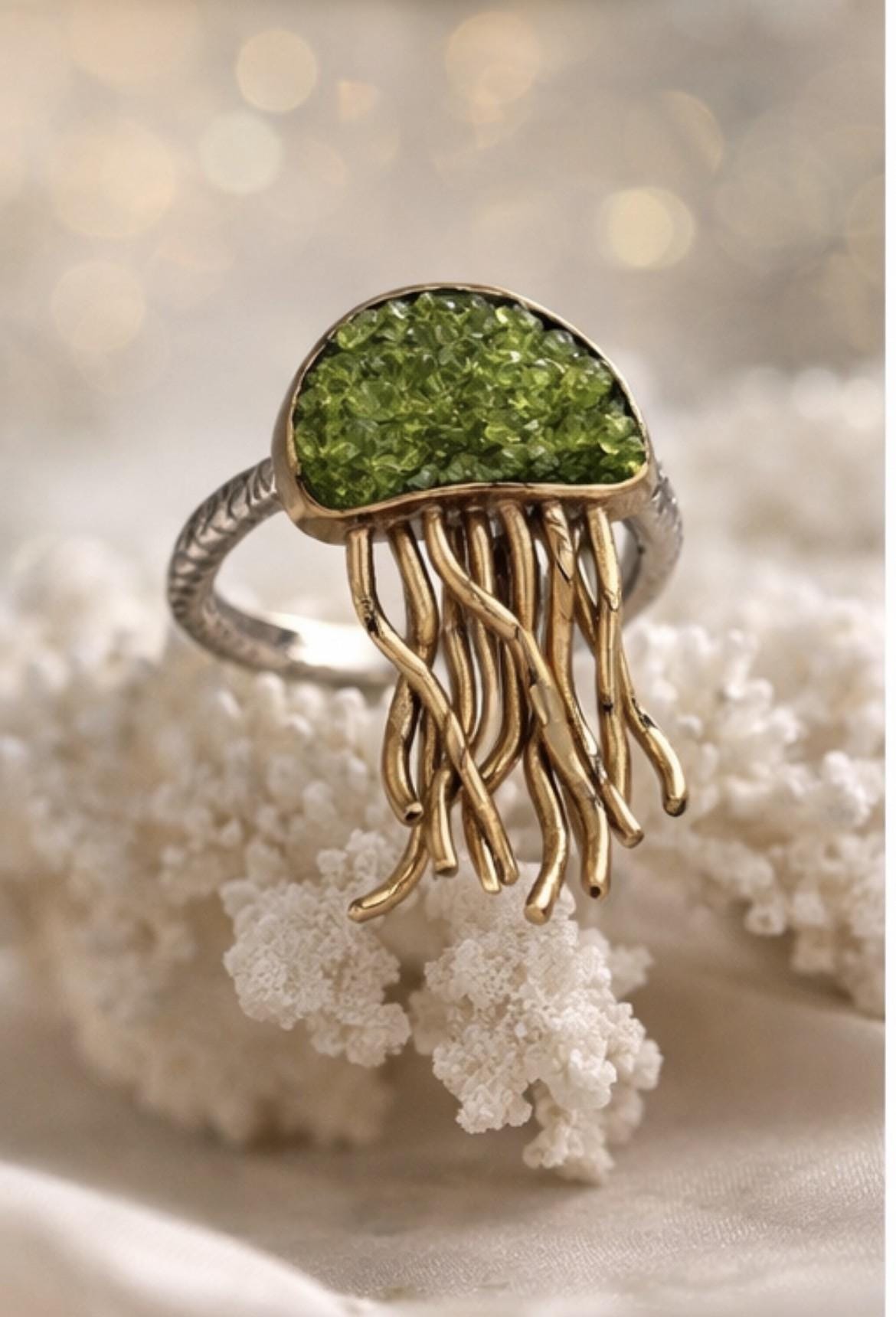 Anillo medusa ,ajustable ,de plata con baño dorado y peridoto-Joya artesanal-Anillo inspirado en el mar-Regalo mujer.