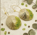 Pendiente artesanal, y original,de plata con baño dorado,y piedra  olivina-peridoto-Joyeria hecha a mano ,regalo elegante,para mujer.