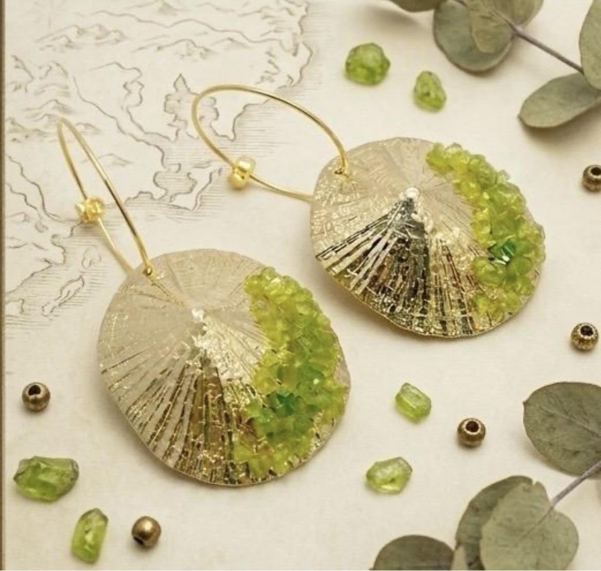 Pendiente artesanal, y original,de plata con baño dorado,y piedra  olivina-peridoto-Joyeria hecha a mano ,regalo elegante,para mujer.