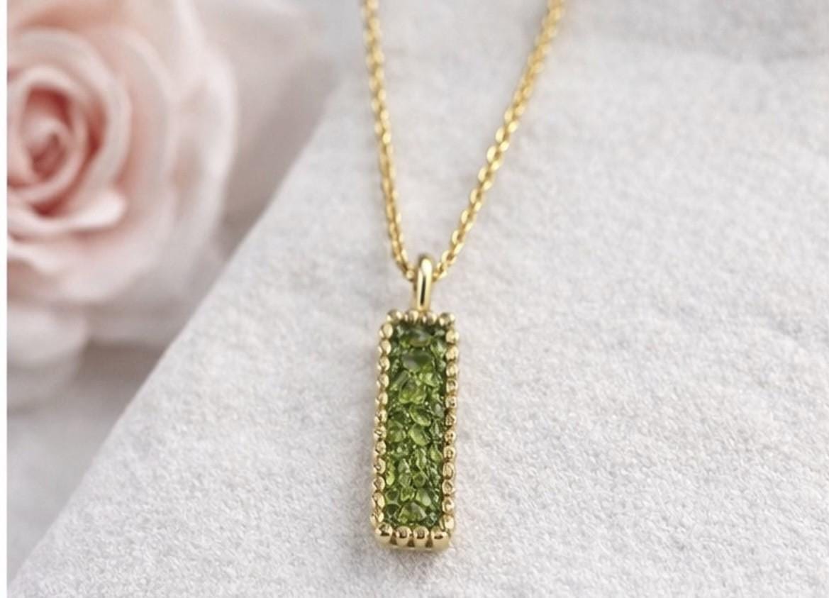 Collar colgante peridoto(olivina)y plata con un baño dorado-Joya elegante minimalista-Collar artesanal con piedra natural-Regalo mujer.