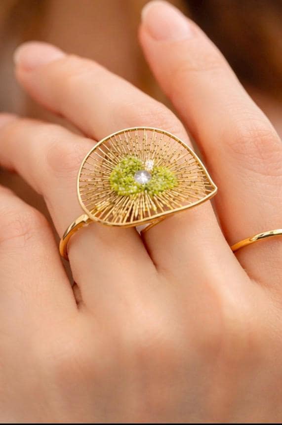 Anillo floral de plata,con baño dorado y peridoto(olivina)-Anillo ajustable-joyeria artesanal-Para la mujer