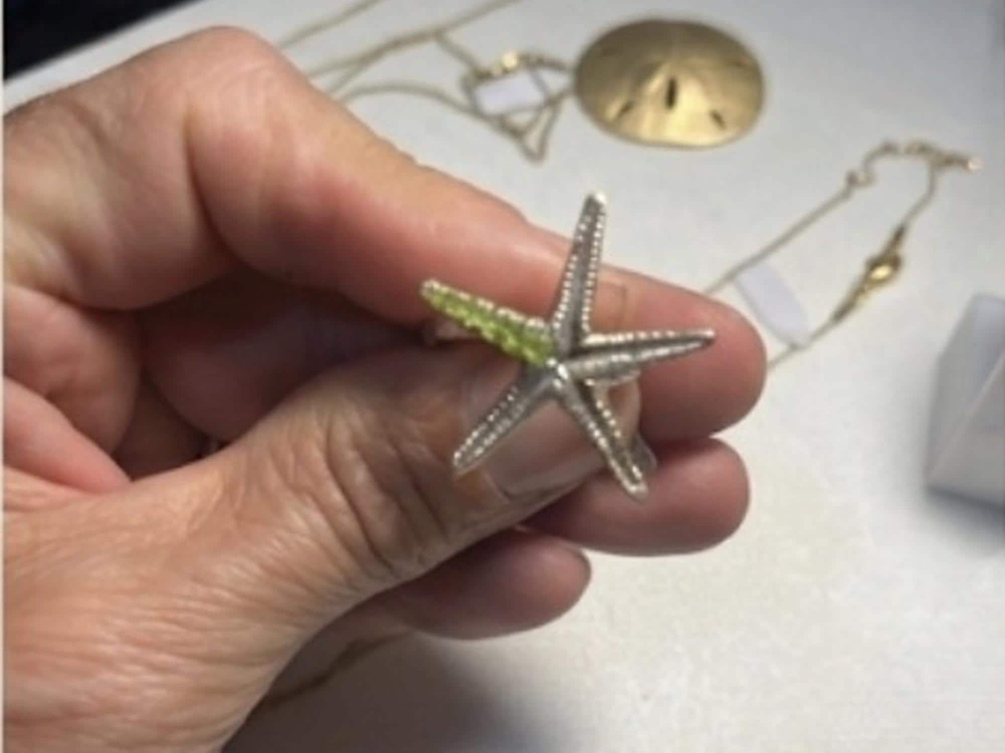 Anillo ajustable,estrella de mar de plata,con detalles dorados,y peridoto(olivina)-Anillo marino-Joyeria inspirada en el oceano-Regalo mujer