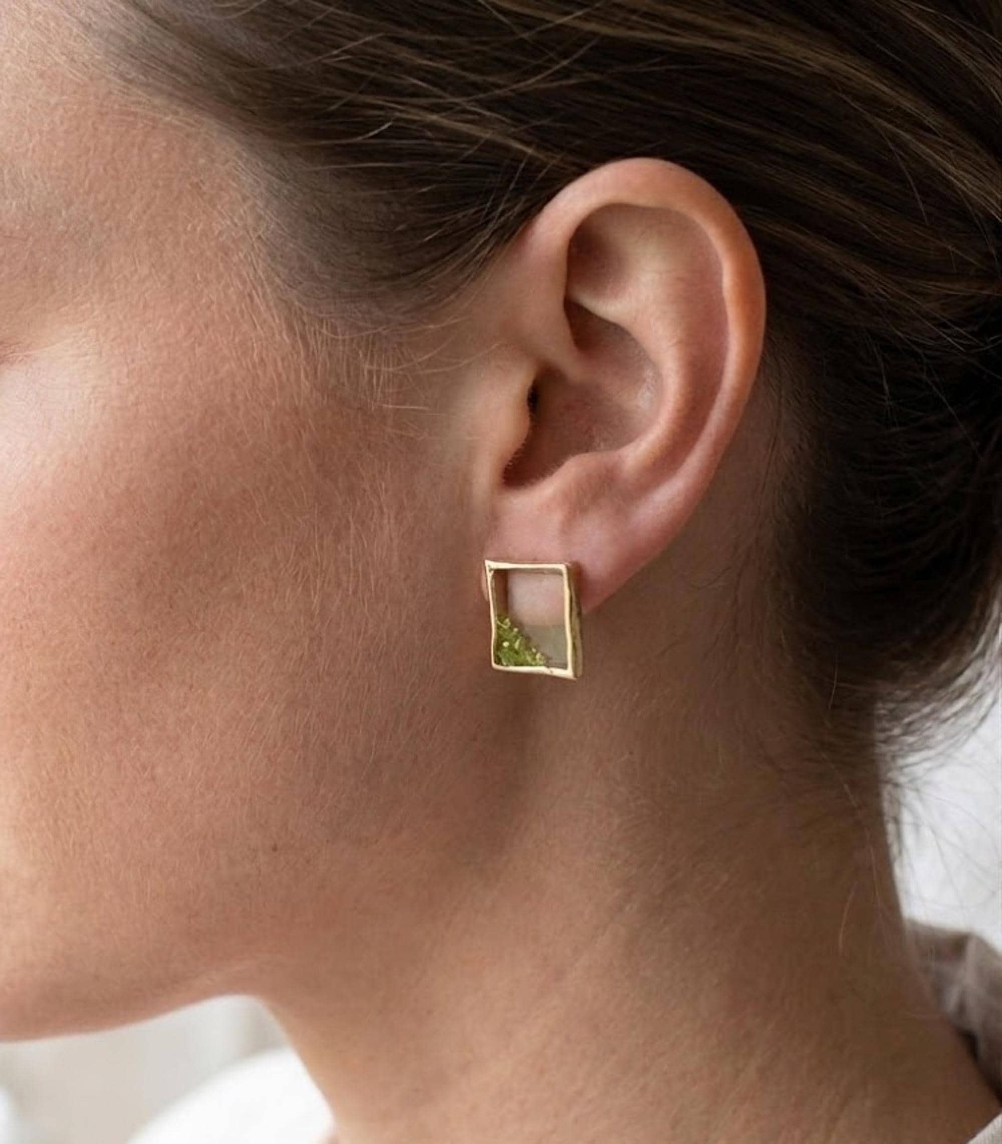 Pendiente cuadrados minimalistas con peridoto(olivina)-Joyeria artesanal moderna-regalo mujer.