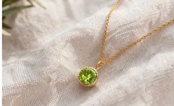 Collar de peridoto en plata con baño dorado,colgante minimalista piedra peridoto,joya delicada,regalo mujer
