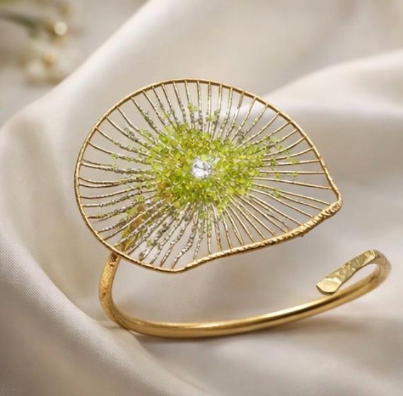 Pulsera floral de plata con baño dorado y peridoto(olivina)-Pulsera ajustable-Joyeria artesanal-Para la mujer.