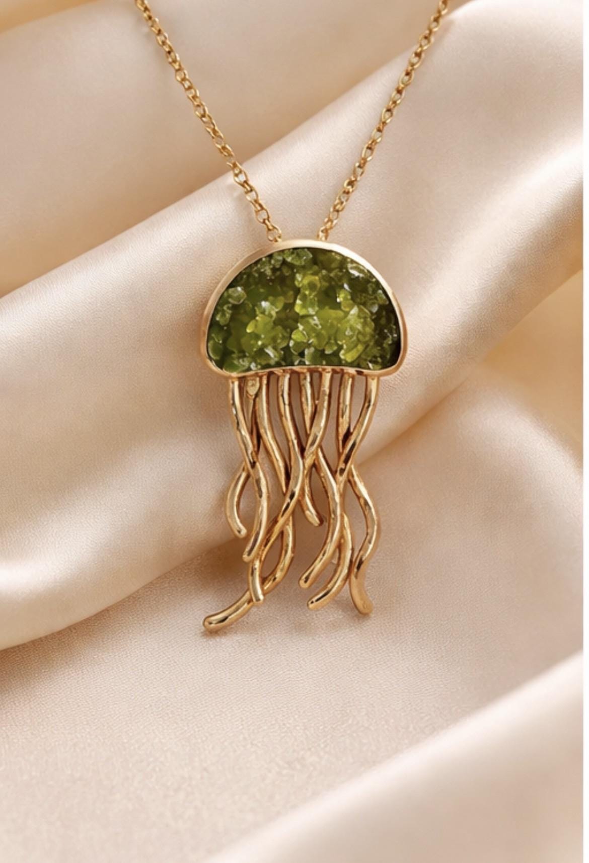 Colgante medusa de plata ,con baño dorado y peridoto(olivina)-Joya artesanal,elegante-Regalo mujer.