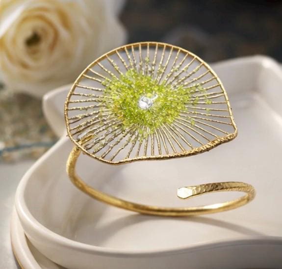 Pulsera floral de plata con baño dorado y peridoto(olivina)-Pulsera ajustable-Joyeria artesanal-Para la mujer.