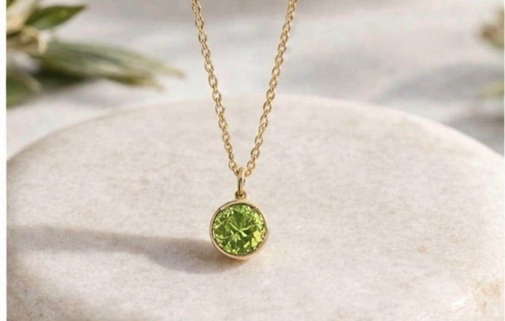 Collar de peridoto en plata con baño dorado,colgante minimalista piedra peridoto,joya delicada,regalo mujer
