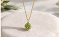 Collar de peridoto en plata con baño dorado,colgante minimalista piedra peridoto,joya delicada,regalo mujer