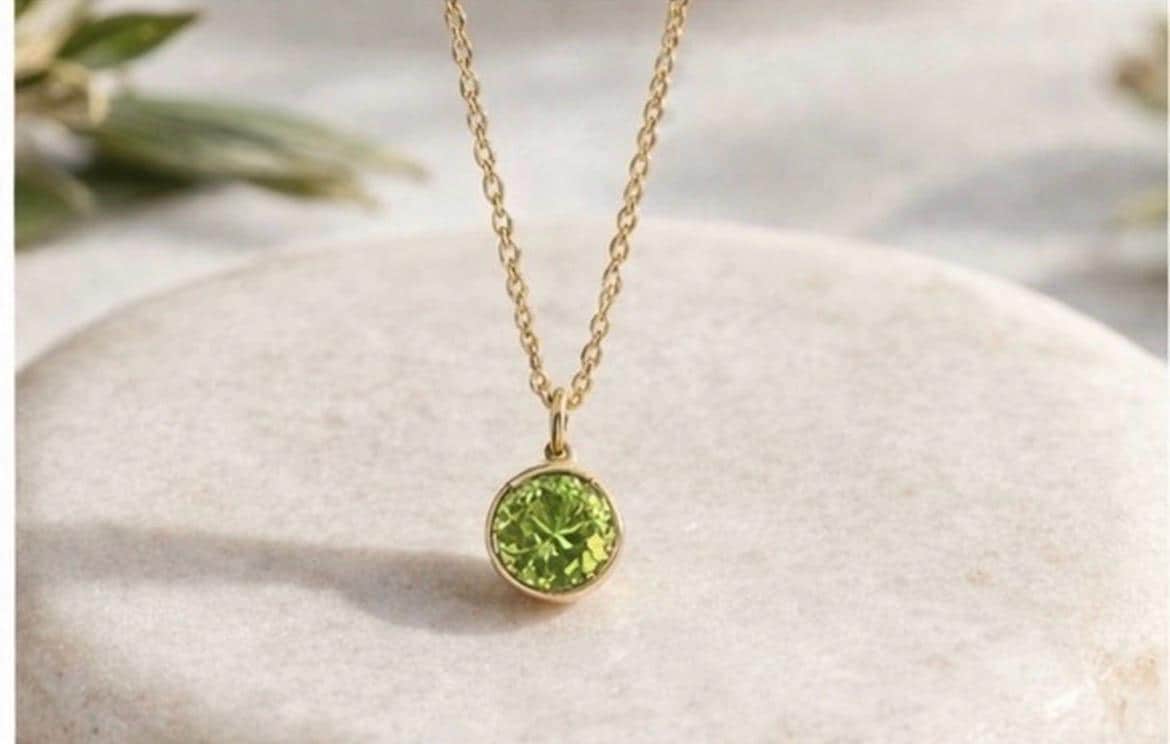 Collar de peridoto en plata con baño dorado,colgante minimalista piedra peridoto,joya delicada,regalo mujer