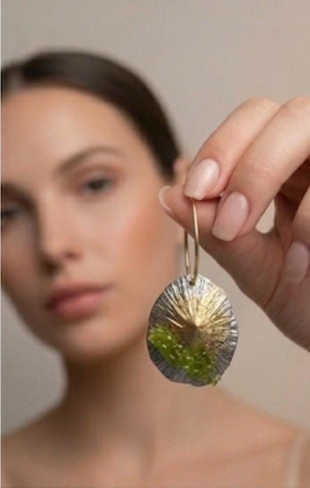 Pendiente artesanal y original,de plata con baño dorado y piedra olivina(peridoto)-Joyería hecha a mano,regalo elegante ,para mujer.