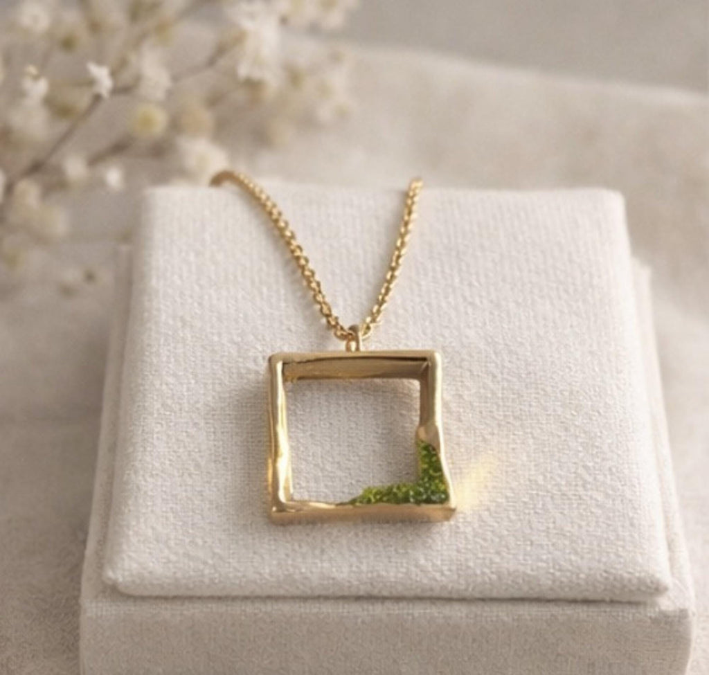 Colgante cuadrado minimalista,hecho en plata con baño dorado y peridoto(olivina)-Colgante geometrico-Regalo mujer-Joyeria moderna artesanal.