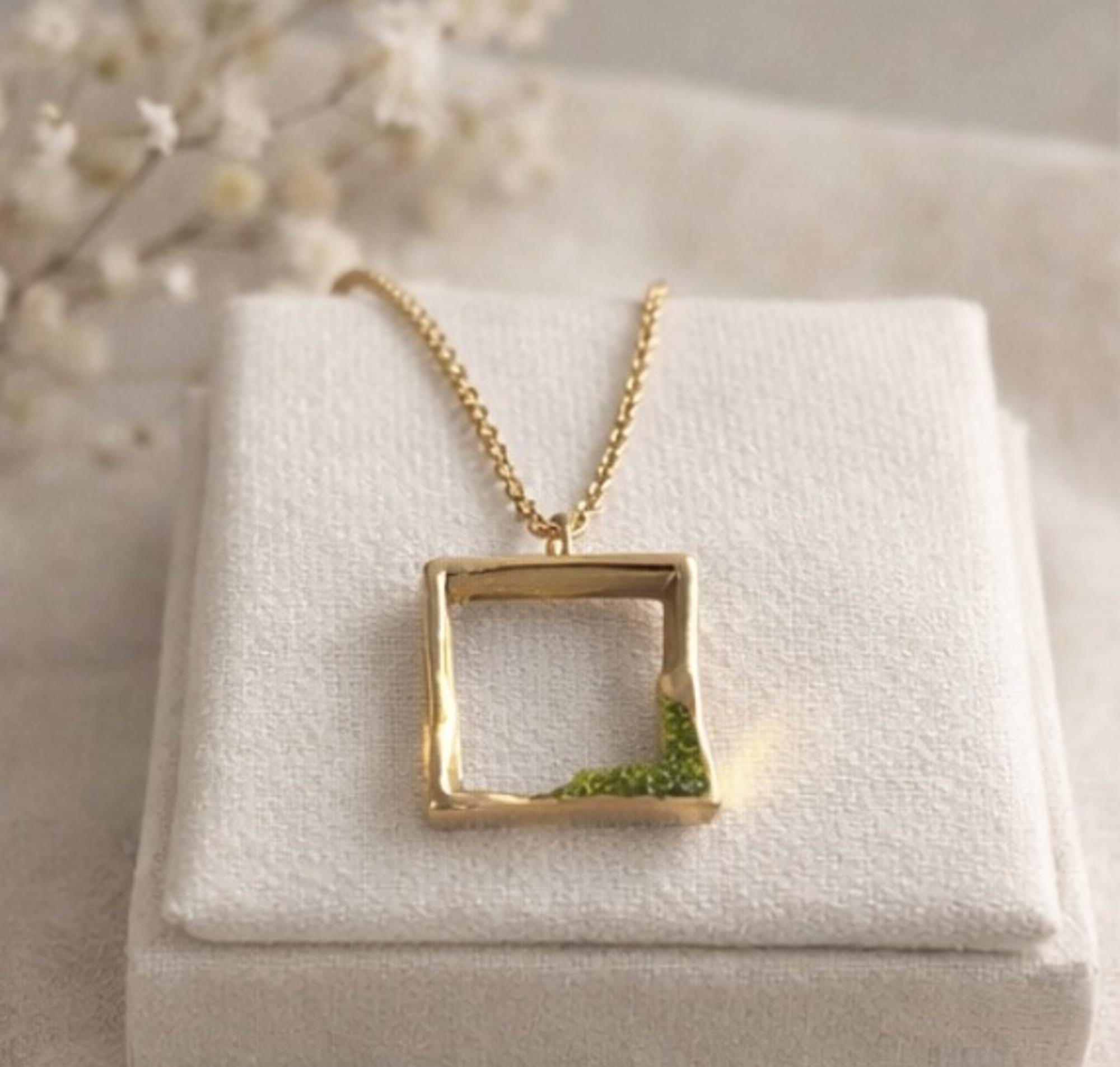 Colgante cuadrado minimalista,hecho en plata con baño dorado y peridoto(olivina)-Colgante geometrico-Regalo mujer-Joyeria moderna artesanal.