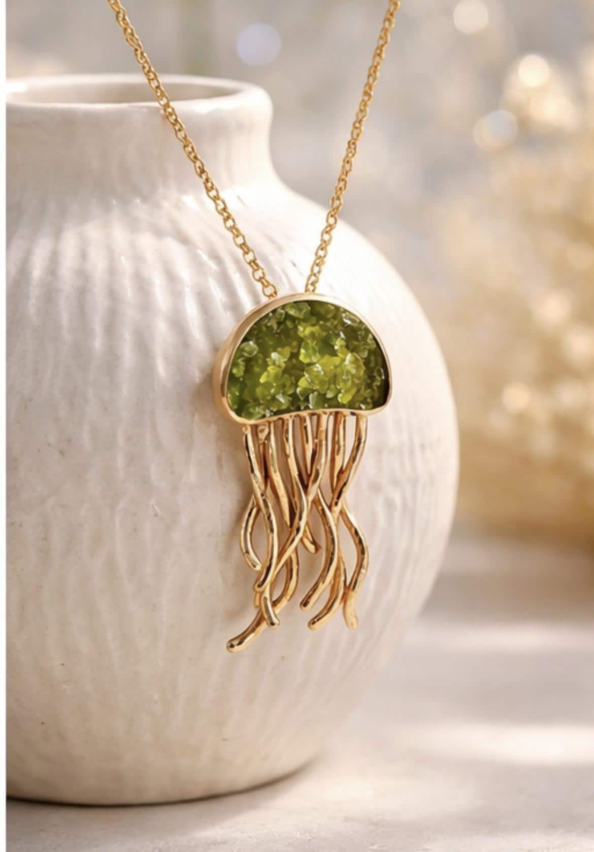 Colgante medusa de plata ,con baño dorado y peridoto(olivina)-Joya artesanal,elegante-Regalo mujer.