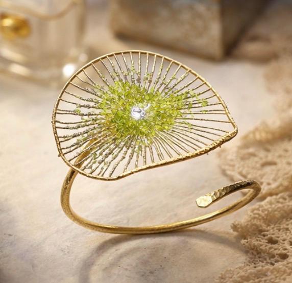 Pulsera floral de plata con baño dorado y peridoto(olivina)-Pulsera ajustable-Joyeria artesanal-Para la mujer.