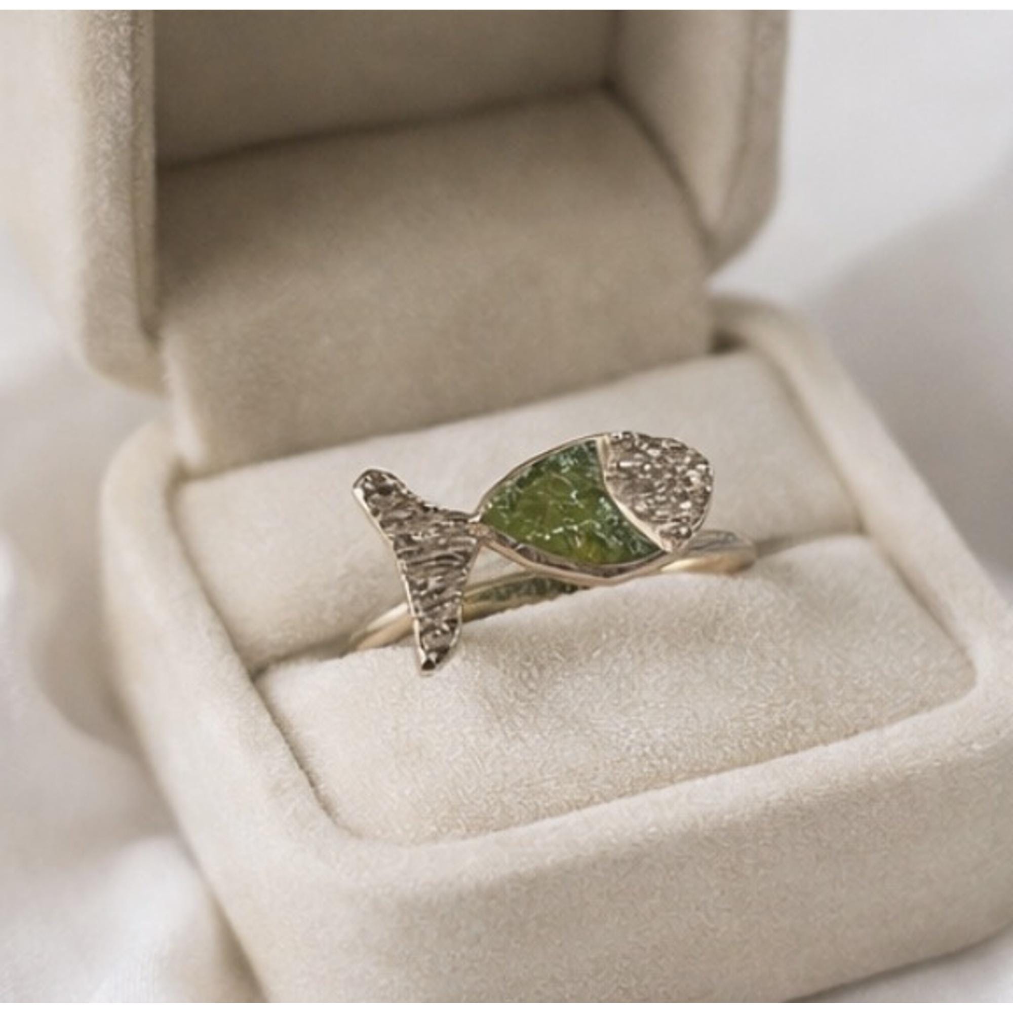 Anillo pez,de plata con baño dorado y peridoto(olivina)-Anillo ajustable artesanal-Joyeria original hecha a mano-Regalo para mujer.