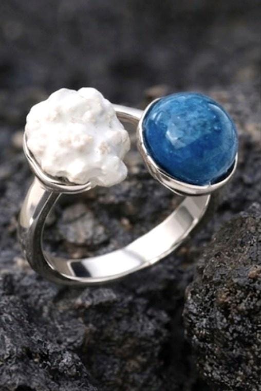 Anillo artesanal de plata,para mujer,ajustable-Joyeria hecha a mano,regalo elegante.Ceramica con forma de rodolito,y cuarzo azul.