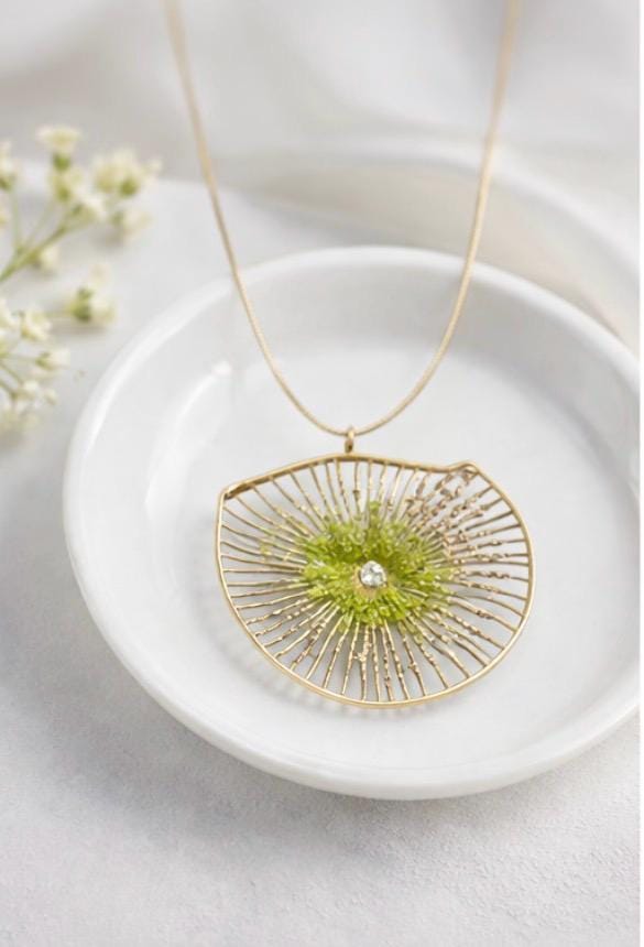 Collar colgante floral,de plata con baño dorado,peridoto(olivina)-Joya heca a mano-Collar elegante y original,para la mujer.