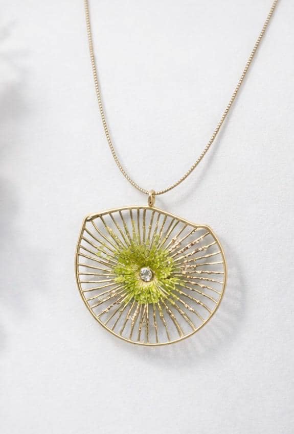 Collar colgante floral,de plata con baño dorado,peridoto(olivina)-Joya heca a mano-Collar elegante y original,para la mujer.