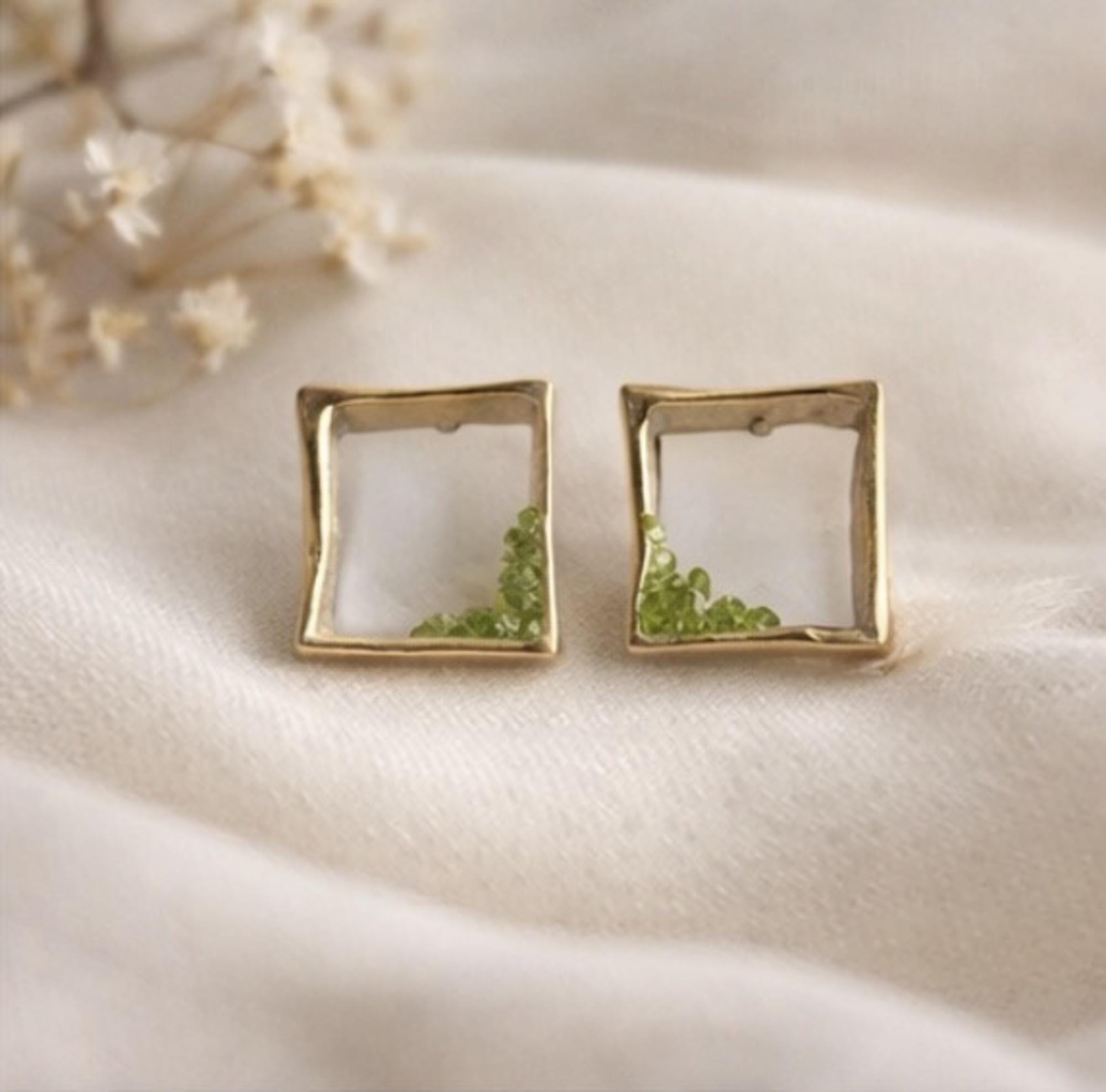 Pendiente cuadrados minimalistas con peridoto(olivina)-Joyeria artesanal moderna-regalo mujer.