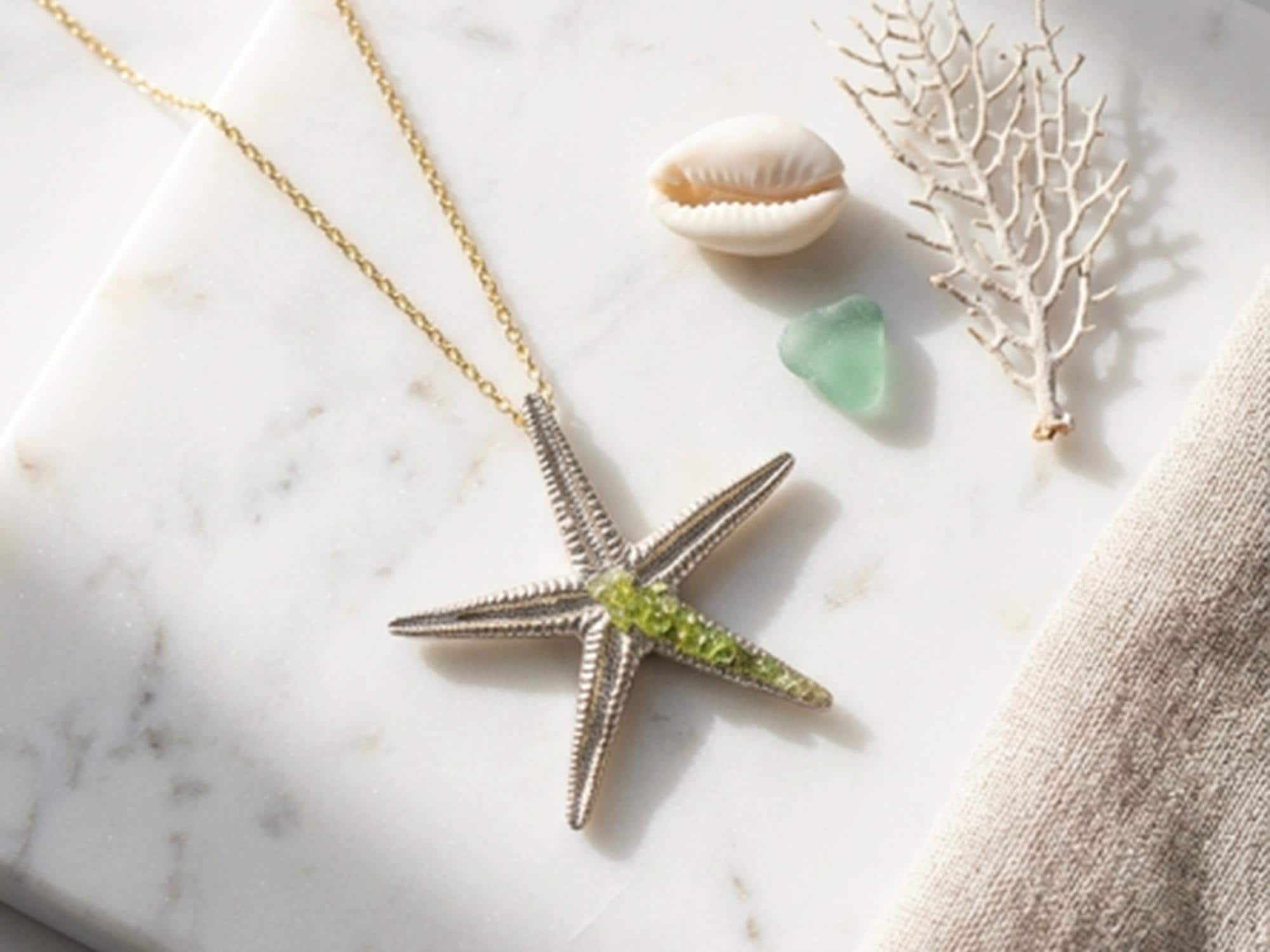 Collar estrella de mar ,de plata con peridoto(olivina)-Colgante elegante de 44mm-Joyeria inspirada en el oceano-Regalo mujer.
