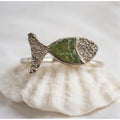 Anillo pez,de plata con baño dorado y peridoto(olivina)-Anillo ajustable artesanal-Joyeria original hecha a mano-Regalo para mujer.