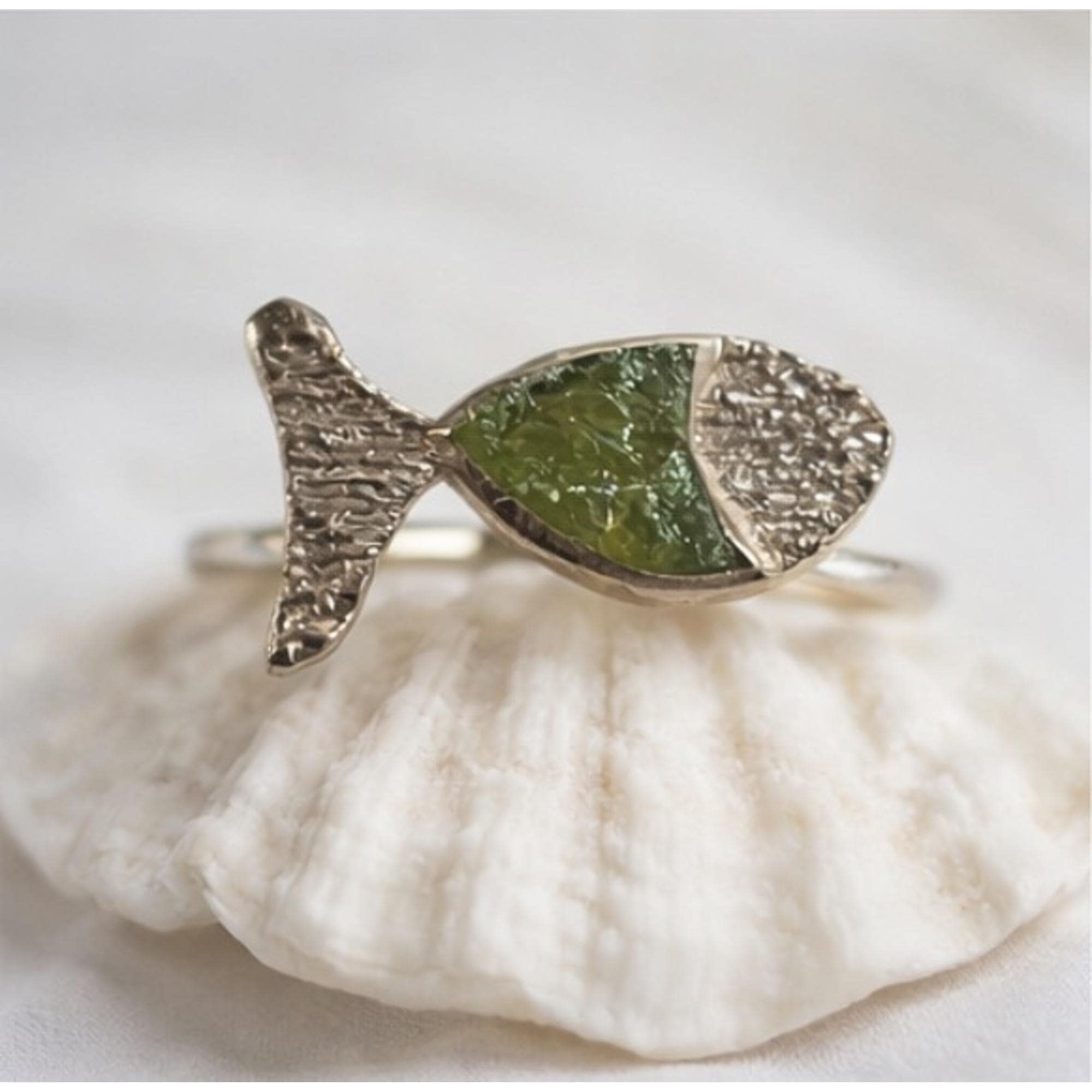 Anillo pez,de plata con baño dorado y peridoto(olivina)-Anillo ajustable artesanal-Joyeria original hecha a mano-Regalo para mujer.