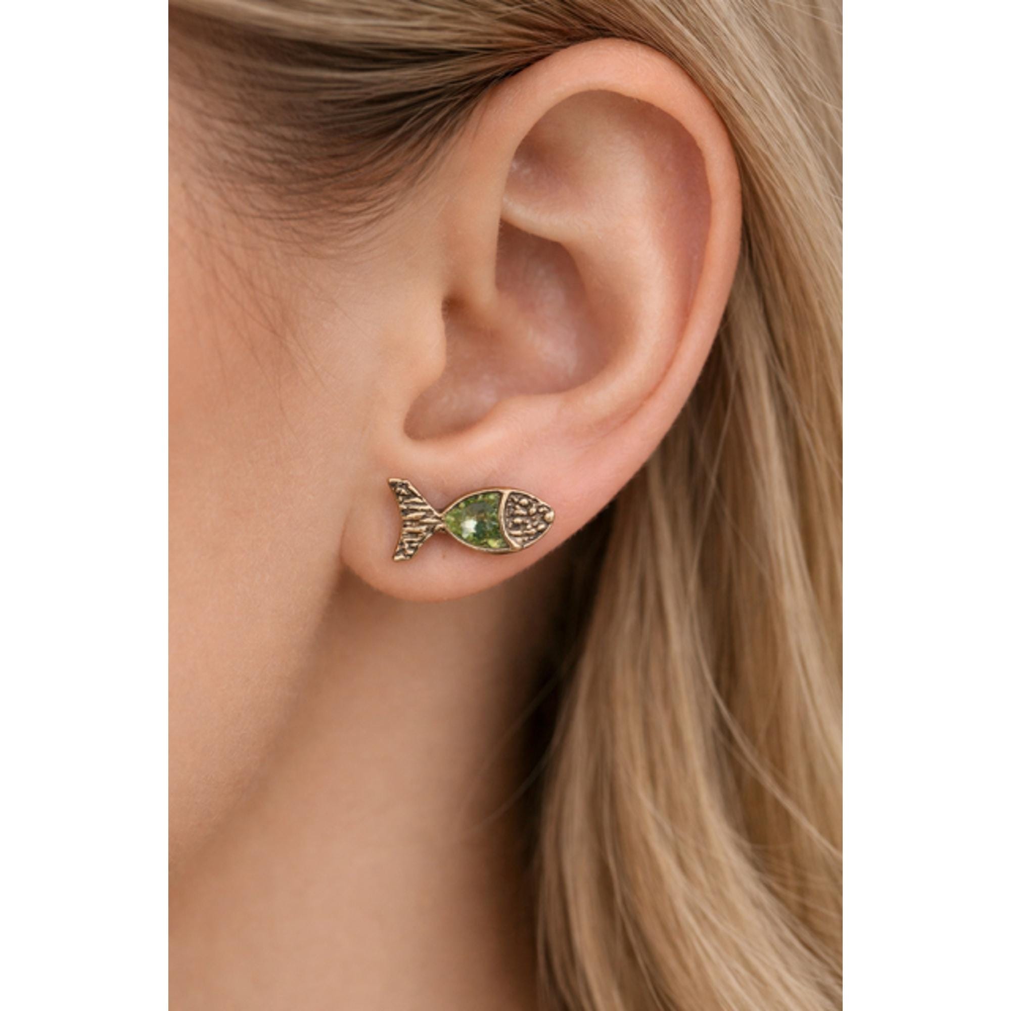 Pendientes pez ,hecho en plata,con peridoto y un baño dorado-Joyeria artesanal-pendientes minimalistas-Regalo mujer
