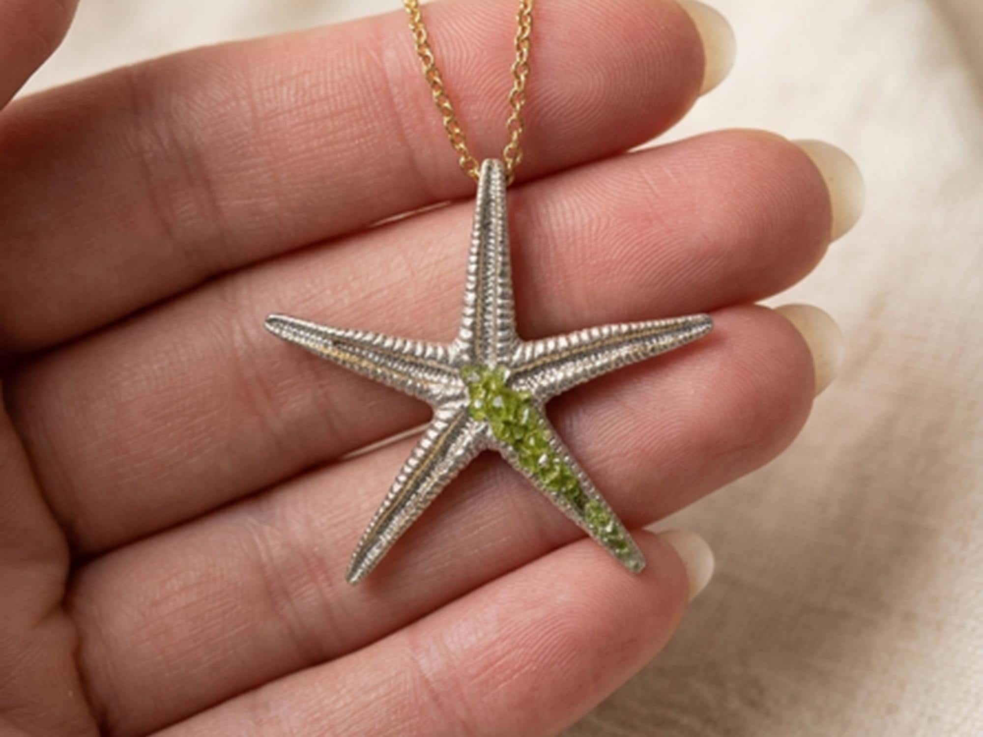 Collar estrella de mar ,de plata con peridoto(olivina)-Colgante elegante de 44mm-Joyeria inspirada en el oceano-Regalo mujer.
