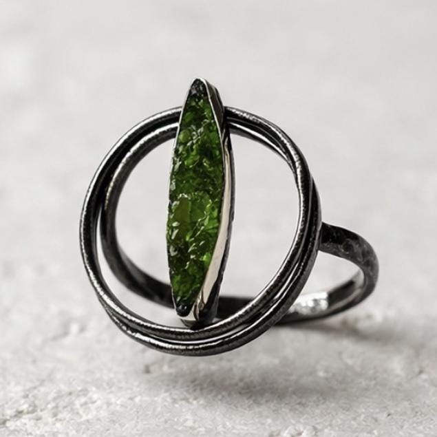 Anillo ajustablede plata y cobre ,con peridoto(iolivina)-Diseño elegante y artesanal-Joyeria minimalista -Regalo para mujer.