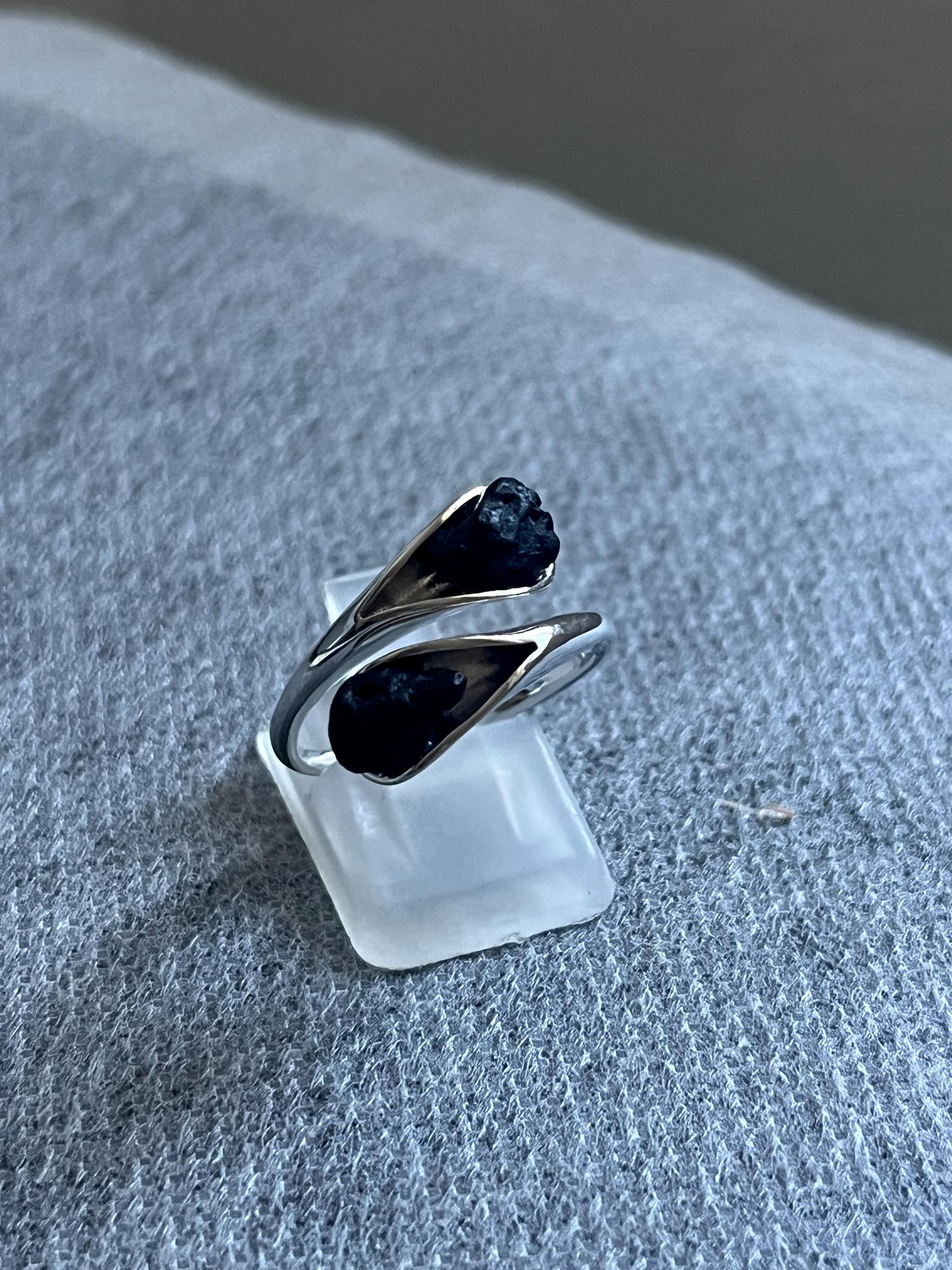 Anillo ajustable de plata con lava volcánica – Joyería artesanal minimalista – Piedra natural negra -Regalo mujer