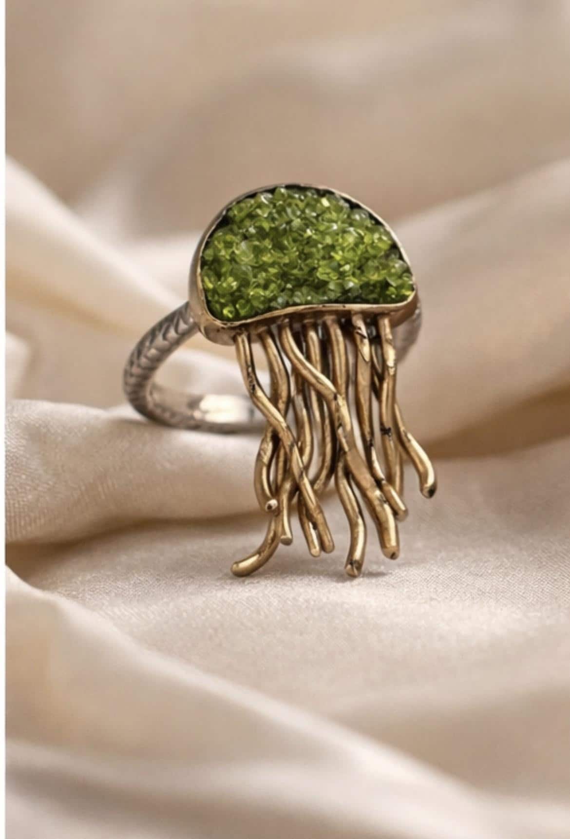Anillo medusa ,ajustable ,de plata con baño dorado y peridoto-Joya artesanal-Anillo inspirado en el mar-Regalo mujer.