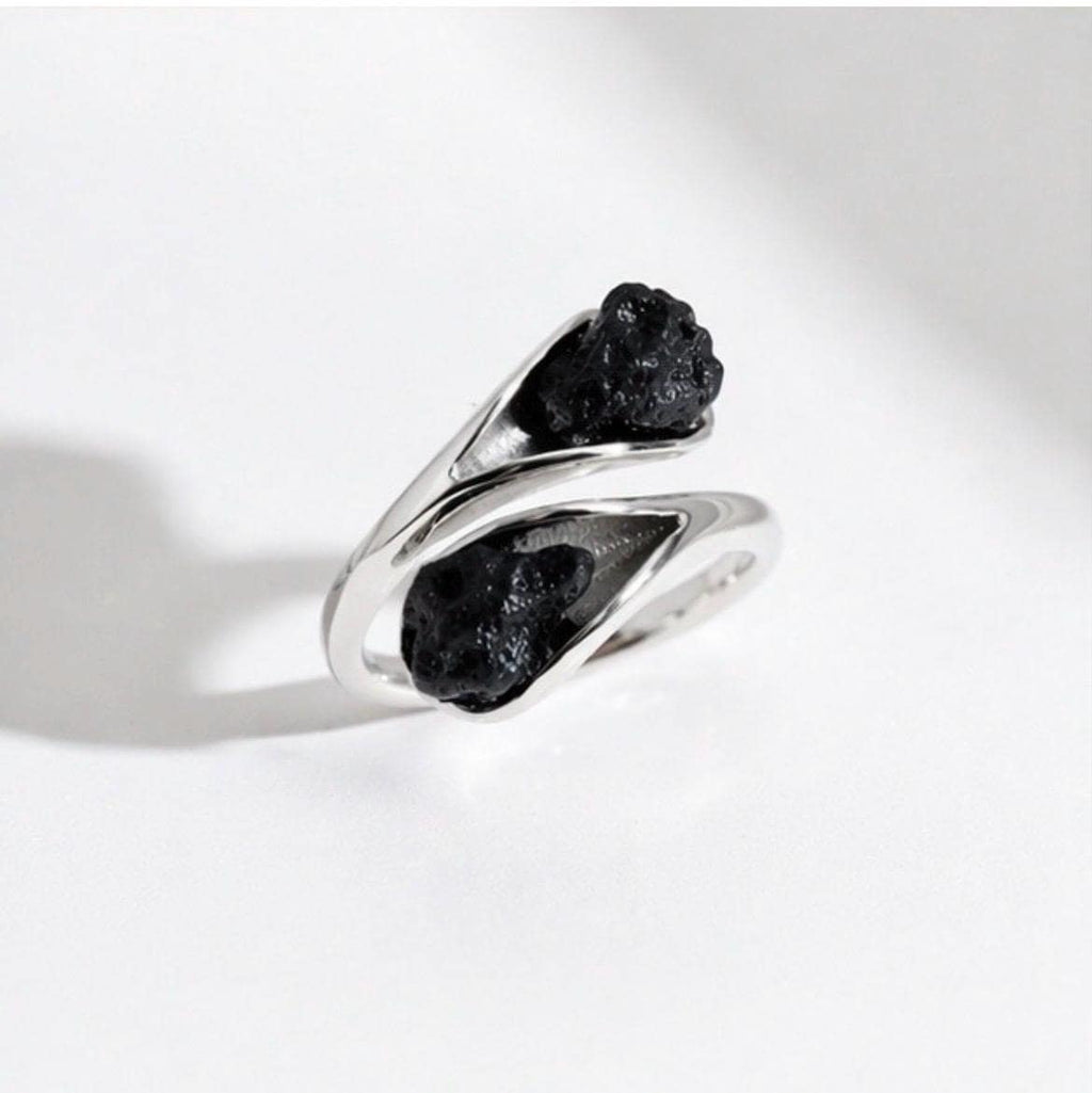 Anillo ajustable de plata con lava volcánica – Joyería artesanal minimalista – Piedra natural negra -Regalo mujer