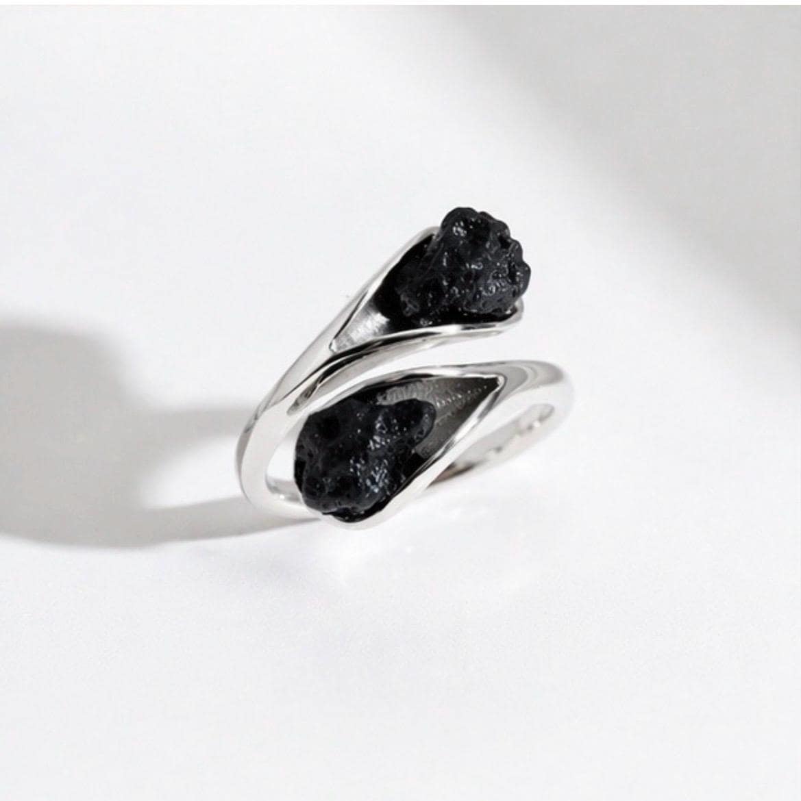 Anillo ajustable de plata con lava volcánica – Joyería artesanal minimalista – Piedra natural negra -Regalo mujer