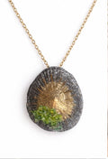 Colgante de plata,con baño de bronce y dorado,piedra de olivina ,y  forma de lapa ,regalo para mujer