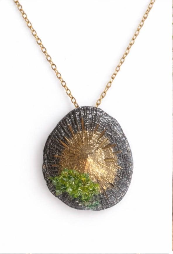 Colgante de plata,con baño de bronce y dorado,piedra de olivina ,y  forma de lapa ,regalo para mujer