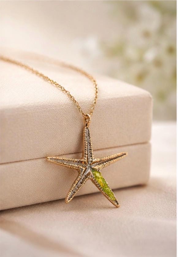Colgante estrella,de plata con detalles dorados,y peridoto(olivina),tamaño del colgante 30mm-Joyeria inspirada en el oceano-Regalo mujer.