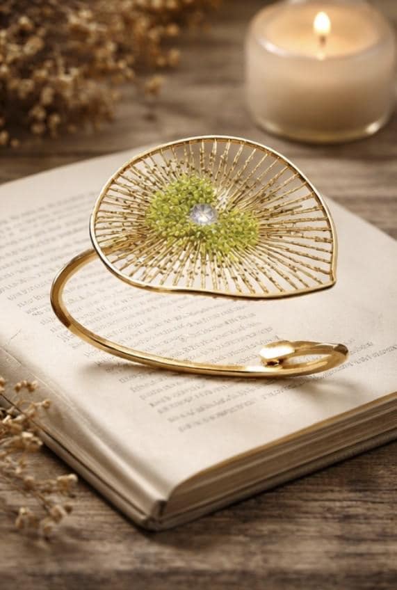 Pulsera floral de plata con baño dorado y peridoto(olivina)-Pulsera ajustable-Joyeria artesanal-Para la mujer.