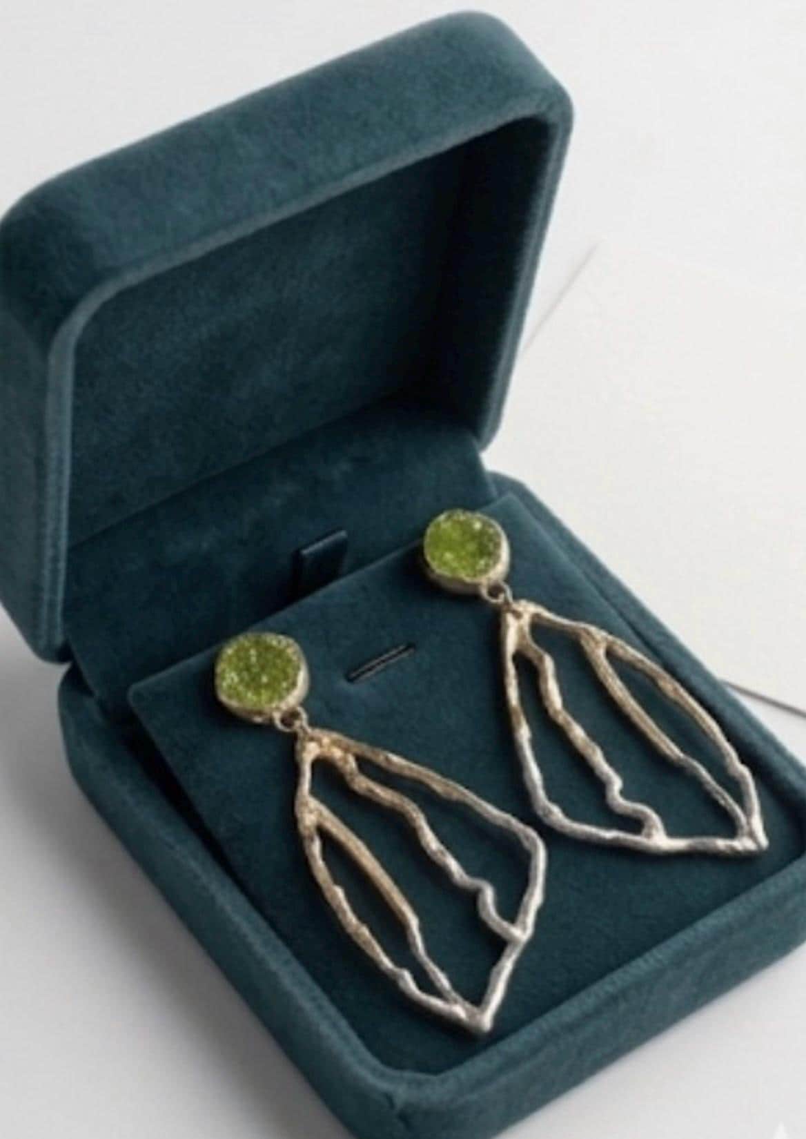 Pendiente largos artesanales ,plata y baño dorado,con peridoto natural-Joyeria unica hecha a mano.