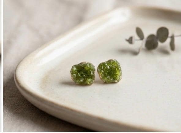 Pendiente de plata con peridoto y baño dorado,artesanal,para mujer,hecho a mano.