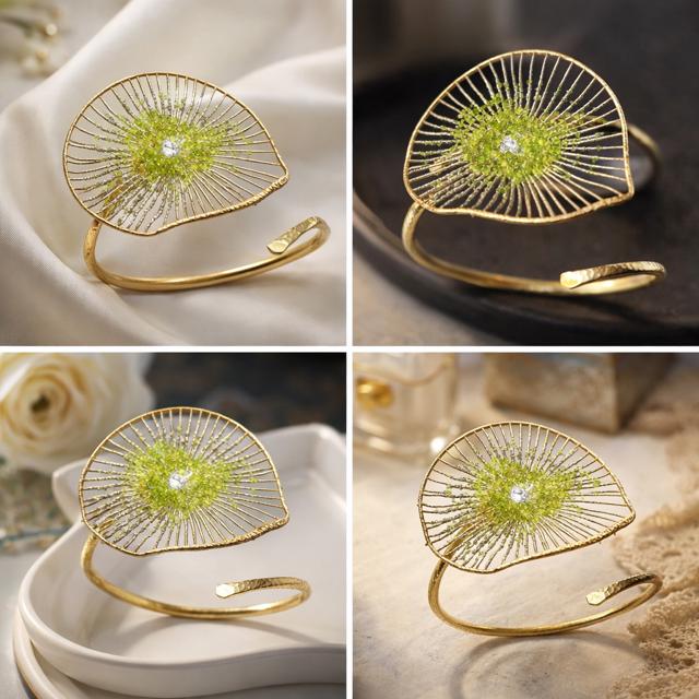 Pulsera floral de plata con baño dorado y peridoto(olivina)-Pulsera ajustable-Joyeria artesanal-Para la mujer.