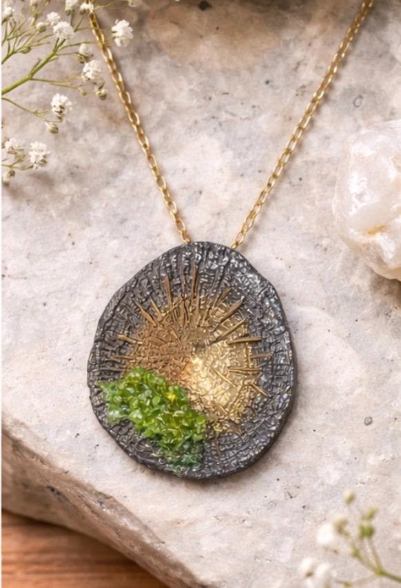 Colgante de plata,con baño de bronce y dorado,piedra de olivina ,y  forma de lapa ,regalo para mujer